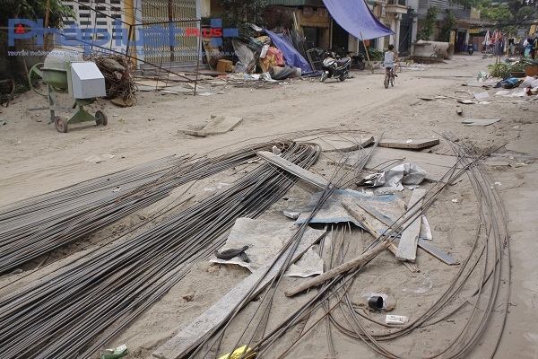 Sắt th&eacute;p vất ngổn ngang tr&ecirc;n con đường l&agrave;m việc đi lại của người d&acirc;n gặp kh&oacute; khăn.