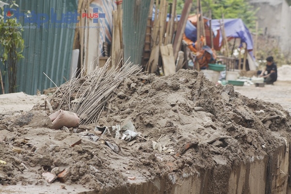 Những đống b&ugrave;n được lạo v&eacute;t v&agrave; đổ th&agrave;nh đống ngay giữa đường.