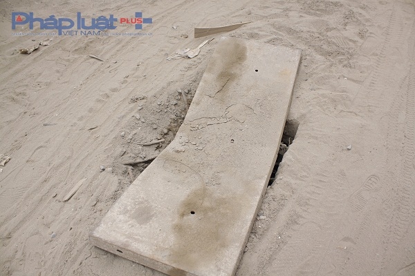 Miệng cống tho&aacute;t nước được che chắn tạm bợ l&agrave;m mất an to&agrave;n cho việc đi lại cho người d&acirc;n.