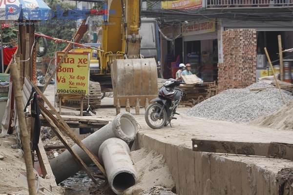 Đ&aacute;, c&aacute;t, cống, sắt th&eacute;p ngổn ngang, trong khi theo quan s&aacute;t của ph&oacute;ng vi&ecirc;n th&igrave; kh&ocirc;ng thấy b&oacute;ng d&aacute;ng c&ocirc;ng nh&acirc;n thi c&ocirc;ng con đường.