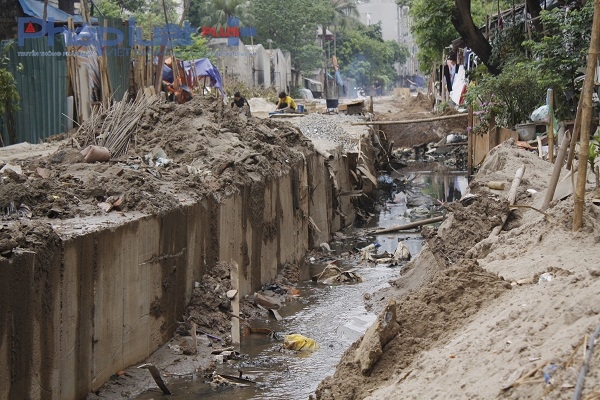 Hệ thống cống tho&aacute;t nước chưa được l&agrave;m xong sau nhiểu nă thi c&ocirc;ng chậm trễ.