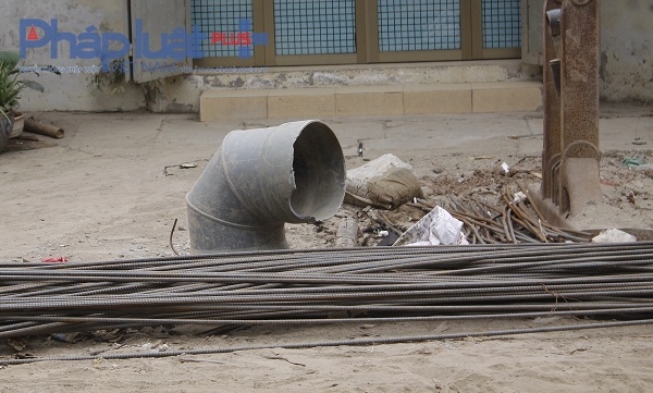 Đường ống dẫn nước cao hơn mặt đường đ&atilde; l&acirc;u chưa sử dụng dấn đến hiện tượng vỡ, mẻ.
