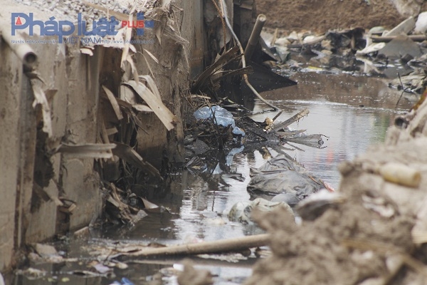 Ch&iacute;nh v&igrave; thi c&ocirc;ng chậm trễ n&ecirc;n nguồn nước tại khu vực n&agrave;y bị &ocirc; nhiềm nặng nề, ảnh hưởng đến cuộc sống người d&acirc;n.