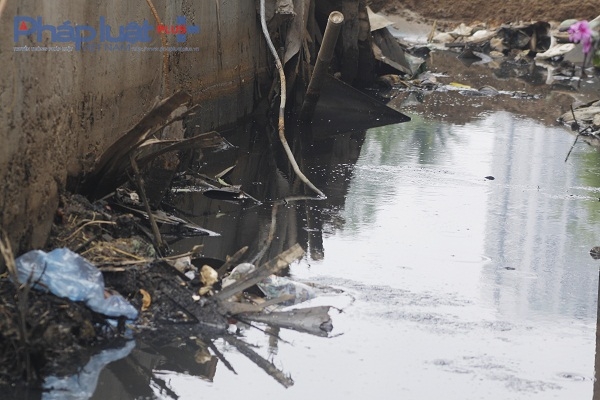 Người d&acirc;n kh&oacute;c r&ograve;ng v&igrave; 8 năm thi c&ocirc;ng kh&ocirc;ng xong 800m cống mương