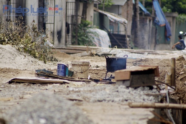 Do thi c&ocirc;ng chậm trễ, con đường kh&ocirc;ng ai qua lại n&ecirc;n người d&acirc;n mang xoong ra giữa đường nấu ăn bằng bếp củi.