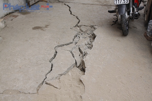 Nền nh&agrave; s&aacute;t cạnh con mương bị l&uacute;n, nứt k&eacute;o d&agrave;i.