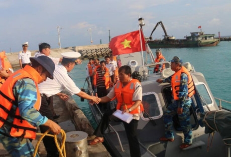 Từ s&aacute;ng sớm, c&aacute;c cử tri v&atilde;ng lai đ&atilde; l&ecirc;n đảo Song Tử T&acirc;y chuẩn bị bỏ phiếu (Ảnh: Tiến Long).