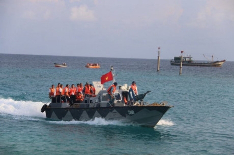 Xuồng CV đưa c&aacute;c đo&agrave;n đang l&agrave;m việc ở đảo Song Tử T&acirc;y l&ecirc;n bỏ phiếu ở đảo (Ảnh: Tiến Long).