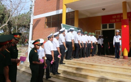 Đ&ocirc;ng đảo cử tri chờ đến lượt bỏ phiếu (Ảnh: Tiến Long).