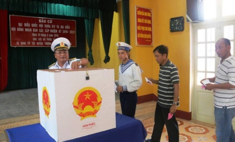 Chỉ huy v&agrave; chiến sĩ bỏ phiếu (Ảnh: Tiến Long).