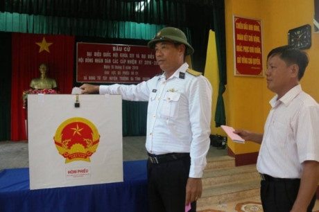 Đại t&aacute; Phan Tuấn H&ugrave;ng - ph&oacute; Tư lệnh tham mưu trưởng, Bộ tư lệnh V&ugrave;ng 4, Qu&acirc;n chủng hải qu&acirc;n - l&agrave; người bỏ l&aacute; phiếu đầu ti&ecirc;n tr&ecirc;n đảo Song Tử T&acirc;y (Ảnh: Tiến Long).