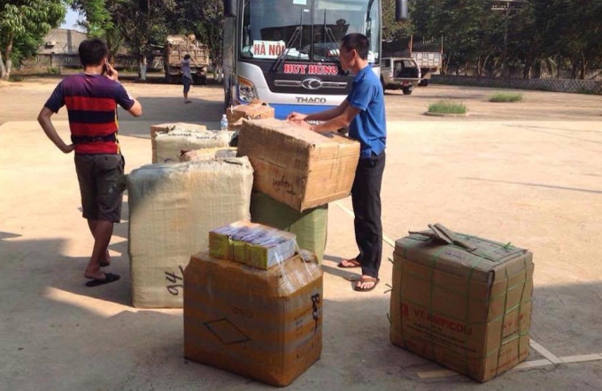 Kiểm tra chiếc xe kh&aacute;ch, lực lượng chức năng ph&aacute;t hiện số lượng lớn thuốc th&uacute; y kh&ocirc;ng c&oacute; giấy tờ hợp lệ.