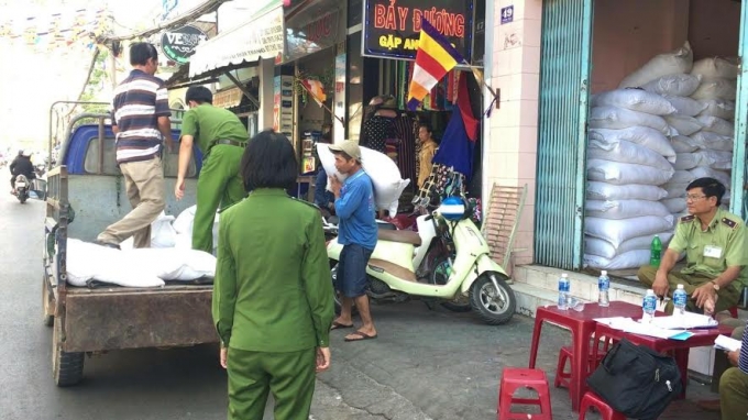 Chi cục Quản l&yacute; thị trường B&igrave;nh Thuận lập bi&ecirc;n bản tạm giữ 9,8 tấn đường nghi nhập lậu n&oacute;i tr&ecirc;n để xử l&yacute; theo quy định ph&aacute;p luật.