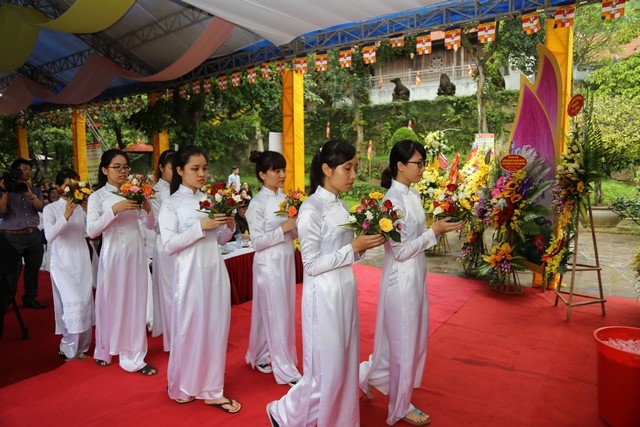 Nghi lễ d&acirc;ng hoa trong Đại lễ k&iacute;nh mừng Phật đản tại ch&ugrave;a Phật T&iacute;ch.