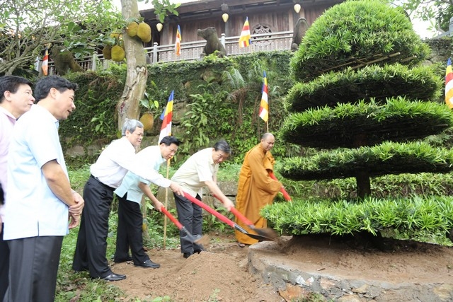 Thượng Tướng T&ocirc; L&acirc;m c&ugrave;ng c&aacute;c vị l&atilde;nh đạo cấp cao v&agrave; sư thầy trồng c&acirc;y lưu niệm tại ch&ugrave;a Phật T&iacute;ch.