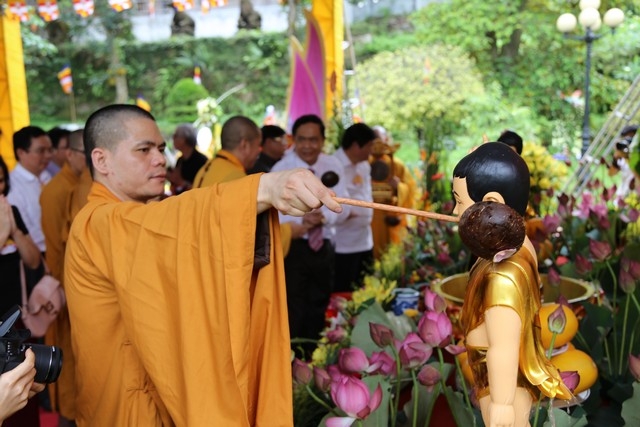 Nghi lễ tắm Phật diễn ra trong kh&ocirc;ng kh&iacute; trang nghi&ecirc;m.