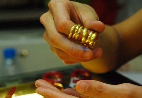 Người d&acirc;n giữ v&agrave;ng như một th&oacute;i quen, v&agrave; tin rằng d&ugrave; c&oacute; chuyện g&igrave; xảy ra th&igrave; của cải vẫn nắm trong tay.