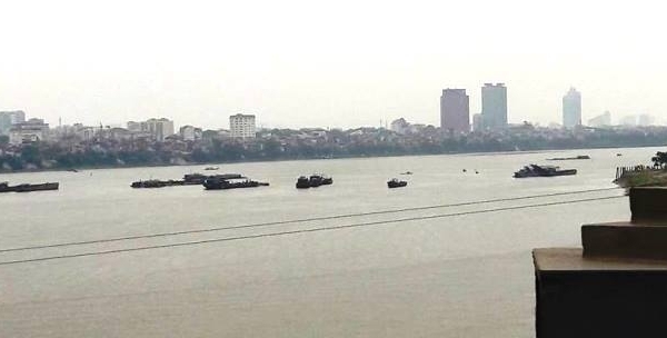 Nạo vét luồng ở sông Hồng: Cho phép 3, điều 10 tàu ra hút cát?