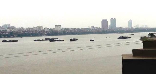 C&oacute; cả những chiếc t&agrave;u v&agrave;o gần bờ h&uacute;t c&aacute;t, bất chấp quy định cho ph&eacute;p.