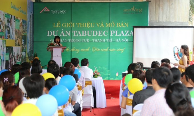 B&agrave; Nguyễn Thị B&iacute;ch Ngọc - Tổng gi&aacute;m đốc C&ocirc;ng ty cổ phần dịch vụ bất động sản Sen V&agrave;ng ph&aacute;t biểu tại buổi lễ.