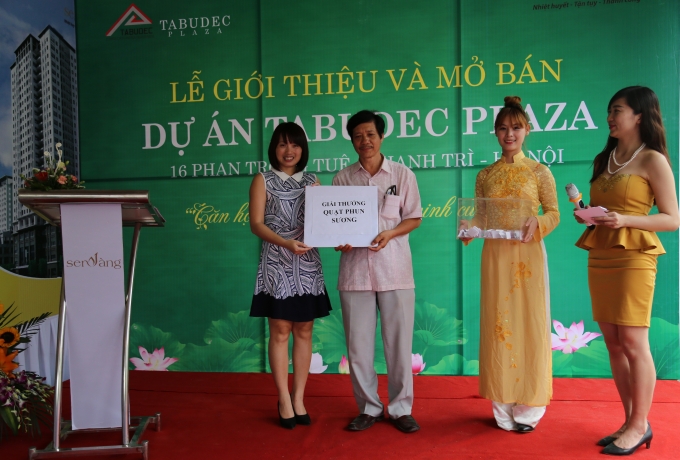 Kh&aacute;ch h&agrave;ng tham dự chương tr&igrave;nh Giới thiệu dự &aacute;n Tabudec Plaza nhận được nhiều phần qu&agrave; gi&aacute; trị.