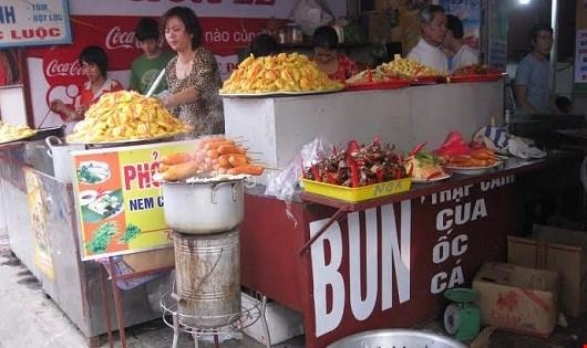 Chủ cơ sở kinh doanh thực phẩm nhỏ lẻ phải kh&aacute;m sức khoẻ định kỳ. Ảnh minh họa.