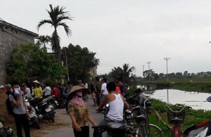 H&agrave;ng trăm hộ d&acirc;n b&agrave;ng ho&agrave;ng về sự việc xảy ra.