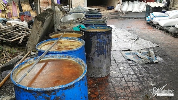 R&ugrave;ng m&igrave;nh x&acirc;m nhập l&ograve; chế mỡ lợn thối