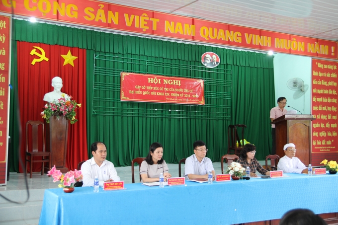 Bộ trưởng L&ecirc; Th&agrave;nh Long đang lắng nghe &yacute; kiến của c&aacute;c cử tri.