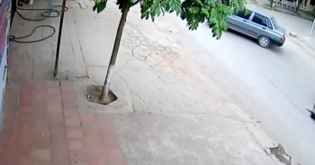 Khoảnh khắc sinh tử của 2 nam thanh niên sau khi trượt dài gần 10m trước khi chui vào gầm ôtô