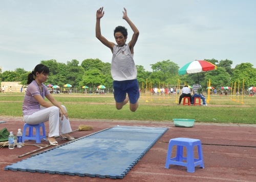 Th&iacute; sinh tham dự năng khiếu cũng phải thi nội dung bật xa tại chỗ.