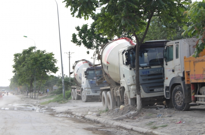 Vỉa h&egrave; bị chiếm dụng l&agrave;m nơi để xe.