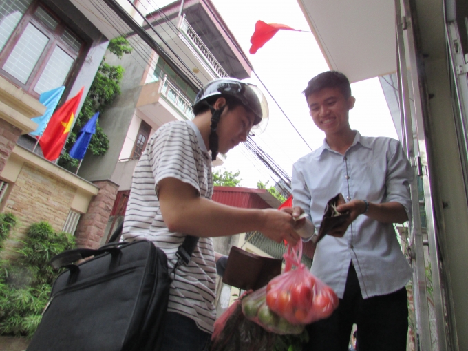 Nhiều người đi qua thấy rau củ của T&ugrave;ng tươi ngon cũng gh&eacute; v&agrave;o mua ủng hộ. (Ảnh: B&ugrave;i Hiền).