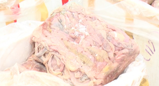 Nội tạng bốc m&ugrave;i h&ocirc;i thối nồng nặc chuẩn bị được đưa v&agrave;o qu&aacute;n nhậu.