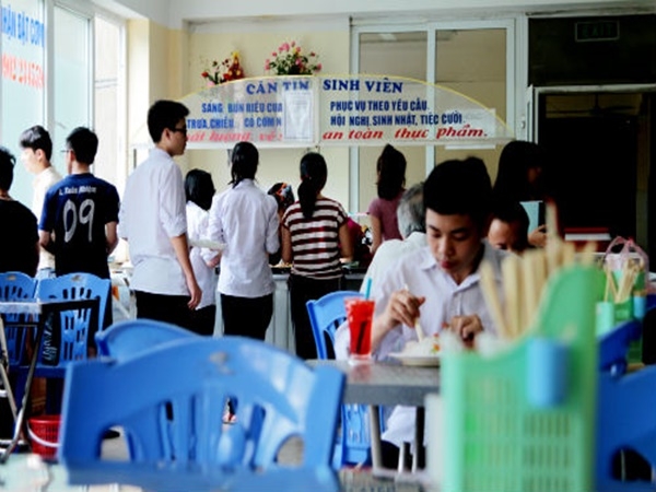 Căng tin ở k&iacute; t&uacute;c x&aacute; Mễ Tr&igrave; c&oacute; kh&ocirc;ng gian rộng r&atilde;i, b&agrave;n ghế sạch sẽ, l&agrave; sự lựa chọn của học sinh trường THPT Chuy&ecirc;n Khoa học Tự nhi&ecirc;n v&agrave; sinh vi&ecirc;n, c&aacute;n bộ trường Đại học.