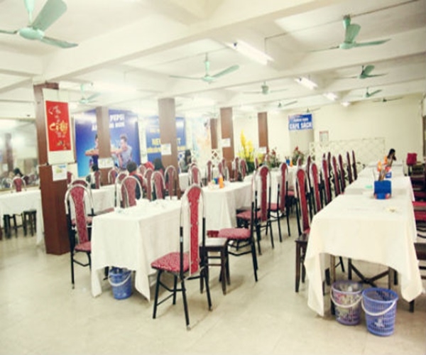 Khu vực căng tin trường Đại học Luật (H&agrave; Nội).