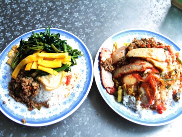 Suất cơm 15.000 đồng ở căng tin k&iacute; t&uacute;c x&aacute; với hai m&oacute;n mặn, hai m&oacute;n rau.