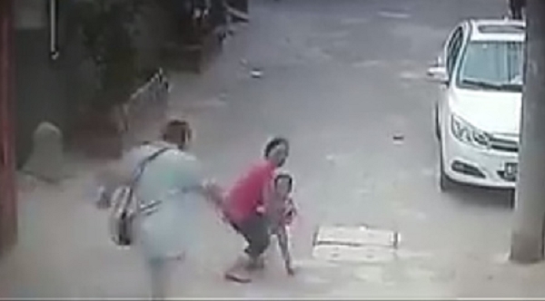 Những vụ việc bắt c&oacute;c trẻ em thời gian vừa qua khiến cho dư luận hết sức hoang mang.