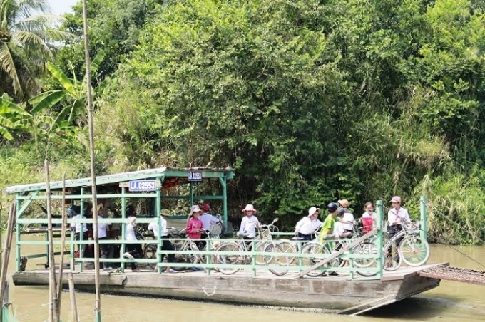 Những em học sinh phải đi ph&agrave; qua b&ecirc;n kia s&ocirc;ng để đi học.