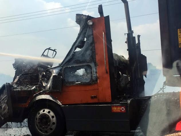 Đầu xe container bị ch&aacute;y trụi.