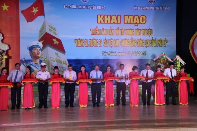 Buổi triển l&atilde;m&nbsp;bản đồ v&agrave; trưng b&agrave;y tư liệu về Ho&agrave;ng Sa, Trường Sa của Việt Nam.