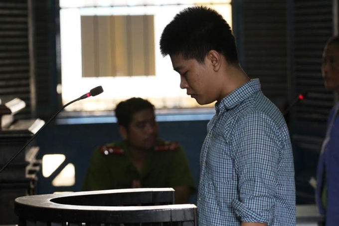 Hung thủ trước v&agrave;nh m&oacute;ng ngựa.