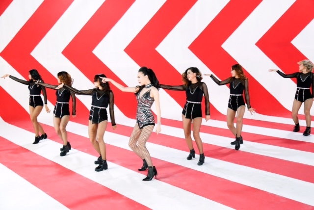 Cao Th&ugrave;y Linh lột x&aacute;c trong MV đầu tay của m&igrave;nh.