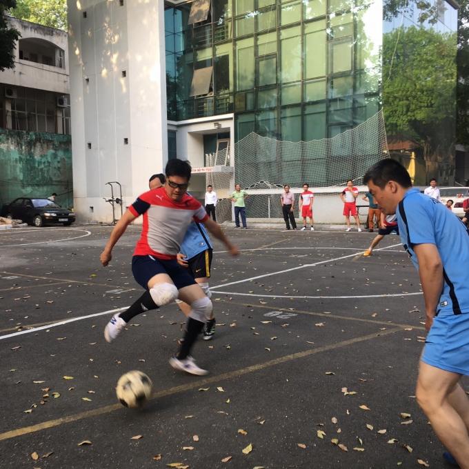 Cầu thủ Đại học Luật H&agrave; Nội (Ghi đỏ) c&oacute; tố chất, thể h&igrave;nh tốt, đ&oacute; l&agrave; lợi thế để họ gi&agrave;nh chiến thắng.