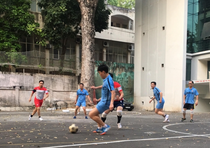 Nỗ lực của Li&ecirc;n đơn vị HTQT- PLQT- CN(xanh) kh&ocirc;ng r&uacute;t ngắn được khoảng c&aacute;ch tỉ số.