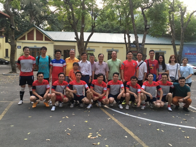 Niềm vui của c&aacute;c cầu thủ v&agrave; cổ động vi&ecirc;n Đại học Luật H&agrave; Nội sau chiến thắng 3-1.