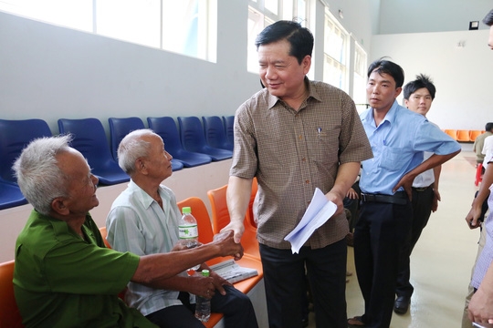 Cử tri B&ugrave;i Văn Thanh, ngụ x&atilde; Trung An g&oacute;p &yacute;: &ldquo;Đ&atilde; 41 năm, kể từ ng&agrave;y t&ocirc;i đi k&ecirc;u gọi khắp nơi thiết lập bia tưởng niệm cho 500 người bị địch thảm s&aacute;t giai đoạn 1949-1950, d&acirc;n sẵn s&agrave;ng hiến đất để l&agrave;m m&agrave; m&atilde;i vẫn kh&ocirc;ng thấy g&igrave;. T&ocirc;i gi&agrave; yếu lắm rồi, nếu cấp tr&ecirc;n kh&ocirc;ng l&agrave;m xuể th&igrave; h&atilde;y tạo điều kiện cho d&acirc;n l&agrave;m&rdquo;. - Ảnh nld.com.vn