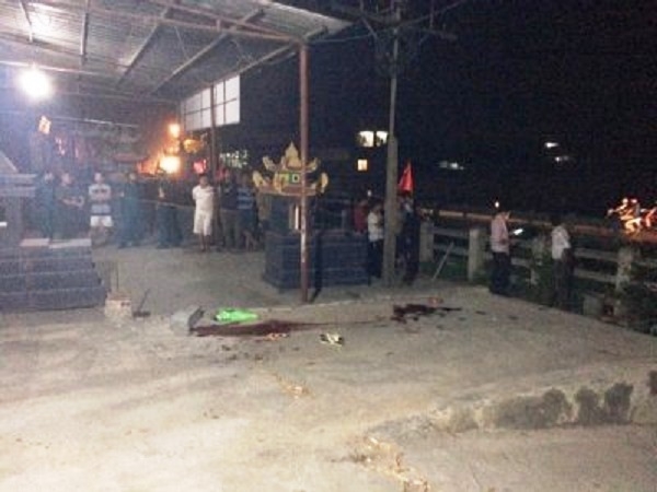 Mặc d&ugrave; xảy ra l&uacute;c nửa đ&ecirc;m nhưng vụ việc thu h&uacute;t rất đ&ocirc;ng người hiếu kỳ (Ảnh: otofun.net).