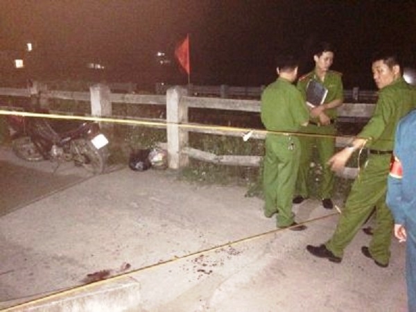 Lực lượng chức năng đ&atilde; nhanh ch&oacute;ng c&oacute; mặt, tiến h&agrave;nh phong tỏa hiện trường (Ảnh:otofun.net).