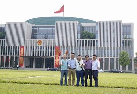 C&aacute;c th&agrave;nh vi&ecirc;n Ban tổ chức C&uacute;p b&oacute;ng đ&aacute; Tứ h&ugrave;ng th&aacute;ng 5 chụp ảnh lưu niệm tại Ba Đ&igrave;nh - H&agrave; Nội.